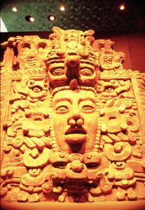 Detalhe de uma parede do templo com a cabeça de um deus sol